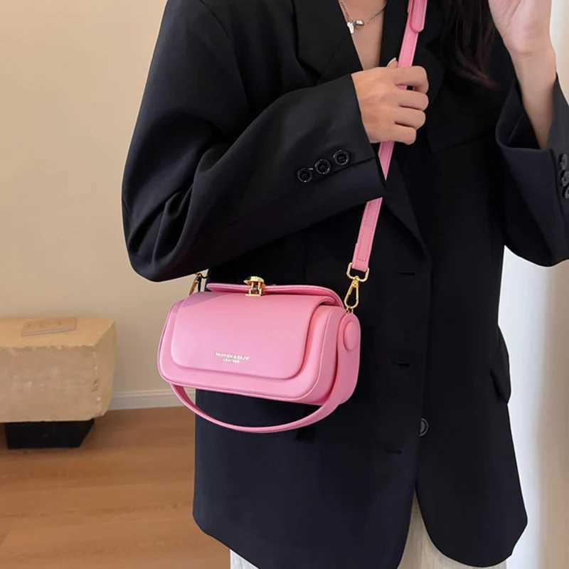 Classic Black Shoulder Bag Womens Versatile Retro Crossbody Square Bags 2024 New Large Capacity Textured Leather Flap Handbags Z250926