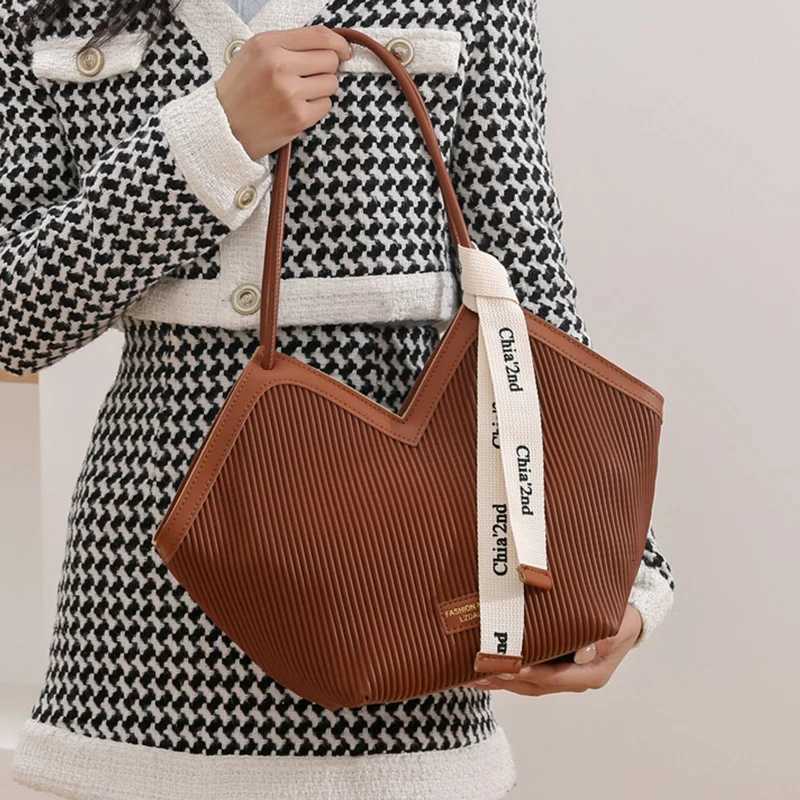 Neutral style backpack for daily commuting featuring a fashionable and simple singleshoulder handbag designW250926