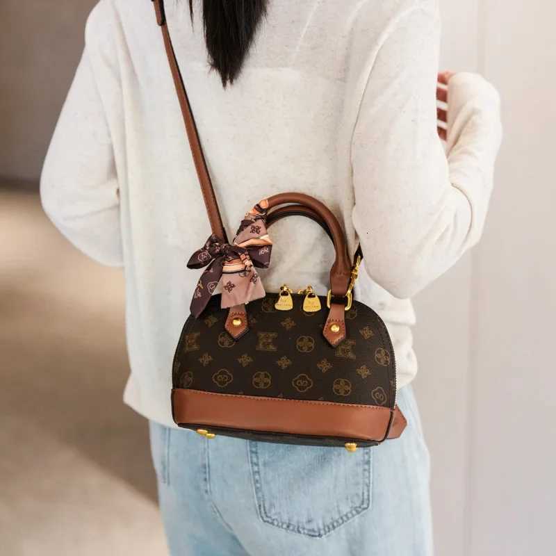2025 New Womens Retro Print Shell Bag Light Luxury Portable ShoulderCrossbodyW250926