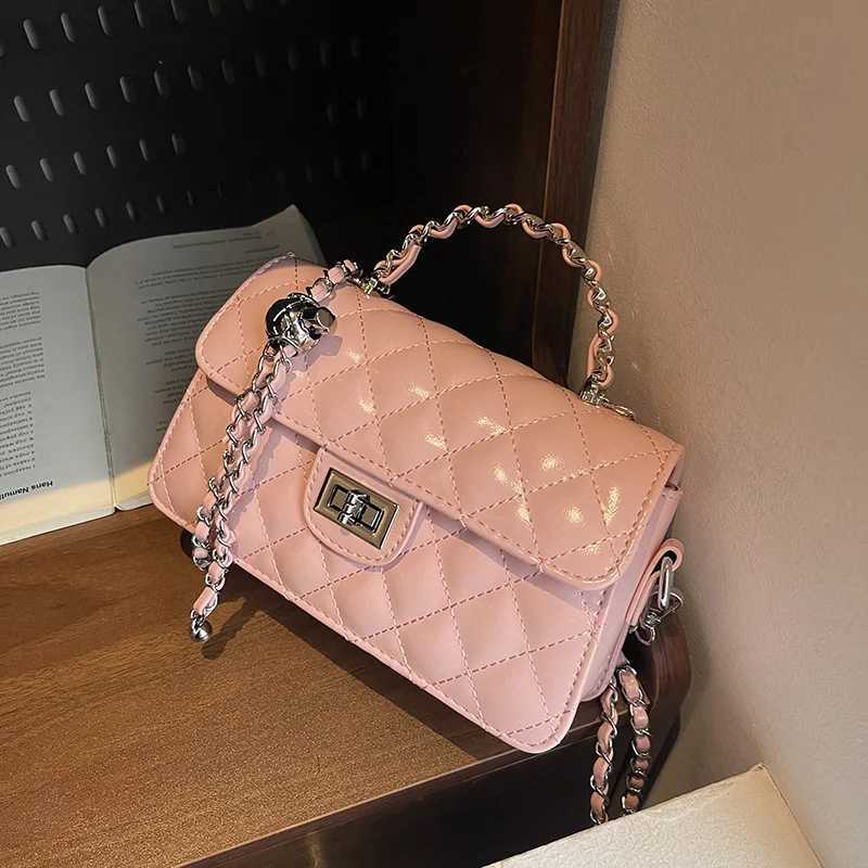 Rhombus Lock Chain Crossbody Bag 2025 New Simple Xiaoxiangfeng Handbag Versatile Shoulder Small Square Bag Z250926