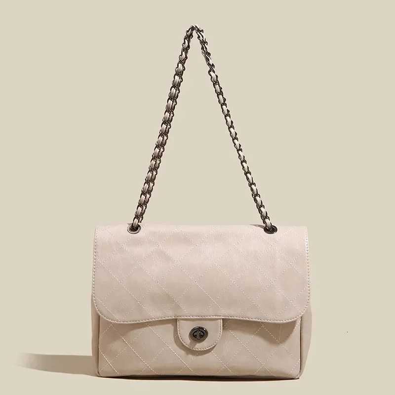 Womens OL Large Capacity Commuter Bag New Style Bag Retro Womens One Shoulder Armpit Bag Lingge Chain Womens Bag Satchels Z250926