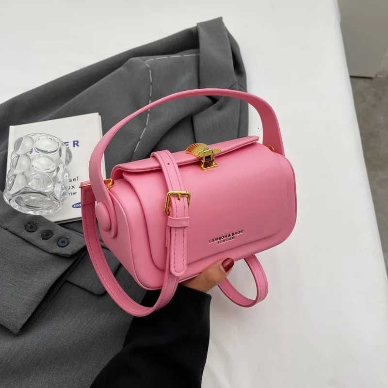 Classic Black Shoulder Bag Womens Versatile Retro Crossbody Square Bags 2024 New Large Capacity Textured Leather Flap Handbags Z250926