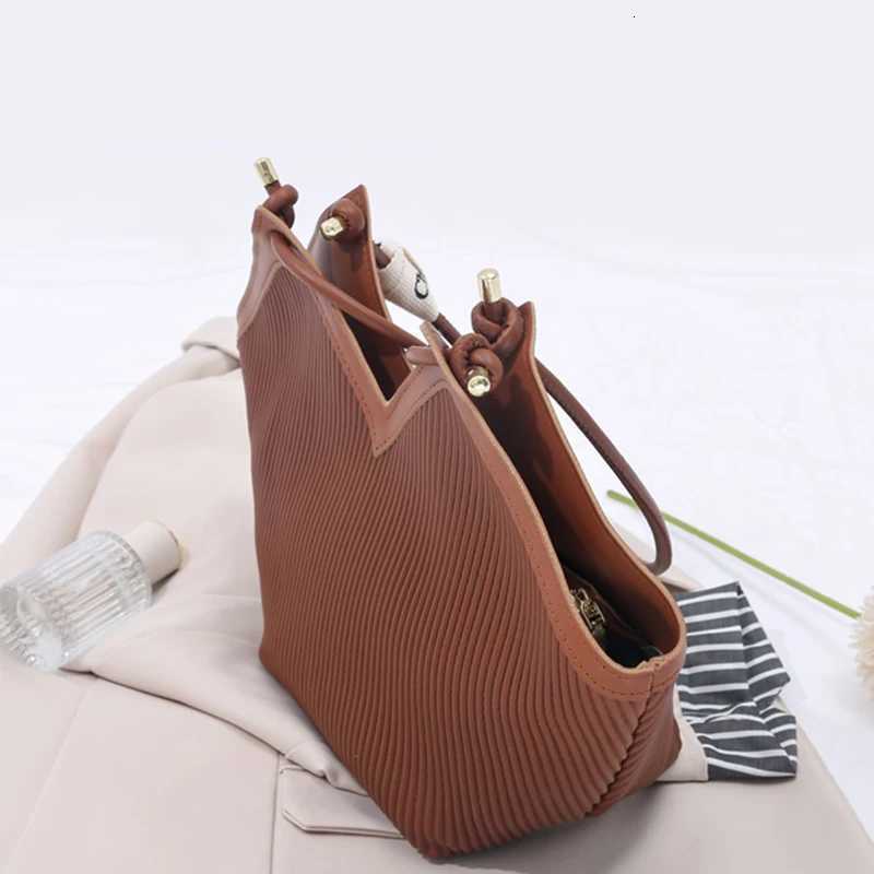 Neutral style backpack for daily commuting featuring a fashionable and simple singleshoulder handbag designW250926