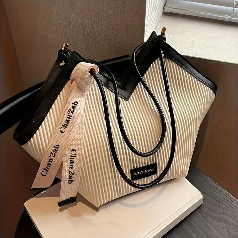 Womens Vertical Lines Retro Versatile Leisure Commuting Shoulder BagsTrendy Largecapacity Shoulder Bag Summer New TideW250926