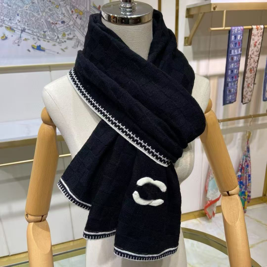 Scarves Designer Cashmere Wool Silk Scarf cc Winter Luxury Woman Mens Fashion Square Shawl Vintage Hat And Scarf Set Bag Black Grid Scarf AA