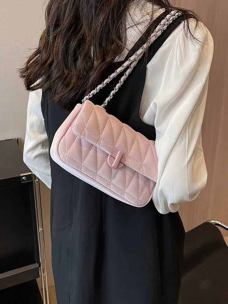 2025 new rhombus grid chain small square bag fashionable and casual crossbody bag shoulder bag womens daily commuting bag Z250926