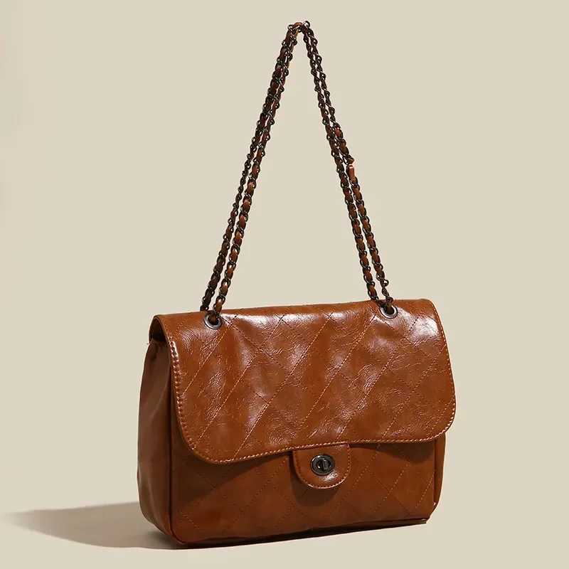 Womens OL Large Capacity Commuter Bag New Style Bag Retro Womens One Shoulder Armpit Bag Lingge Chain Womens Bag Satchels Z250926