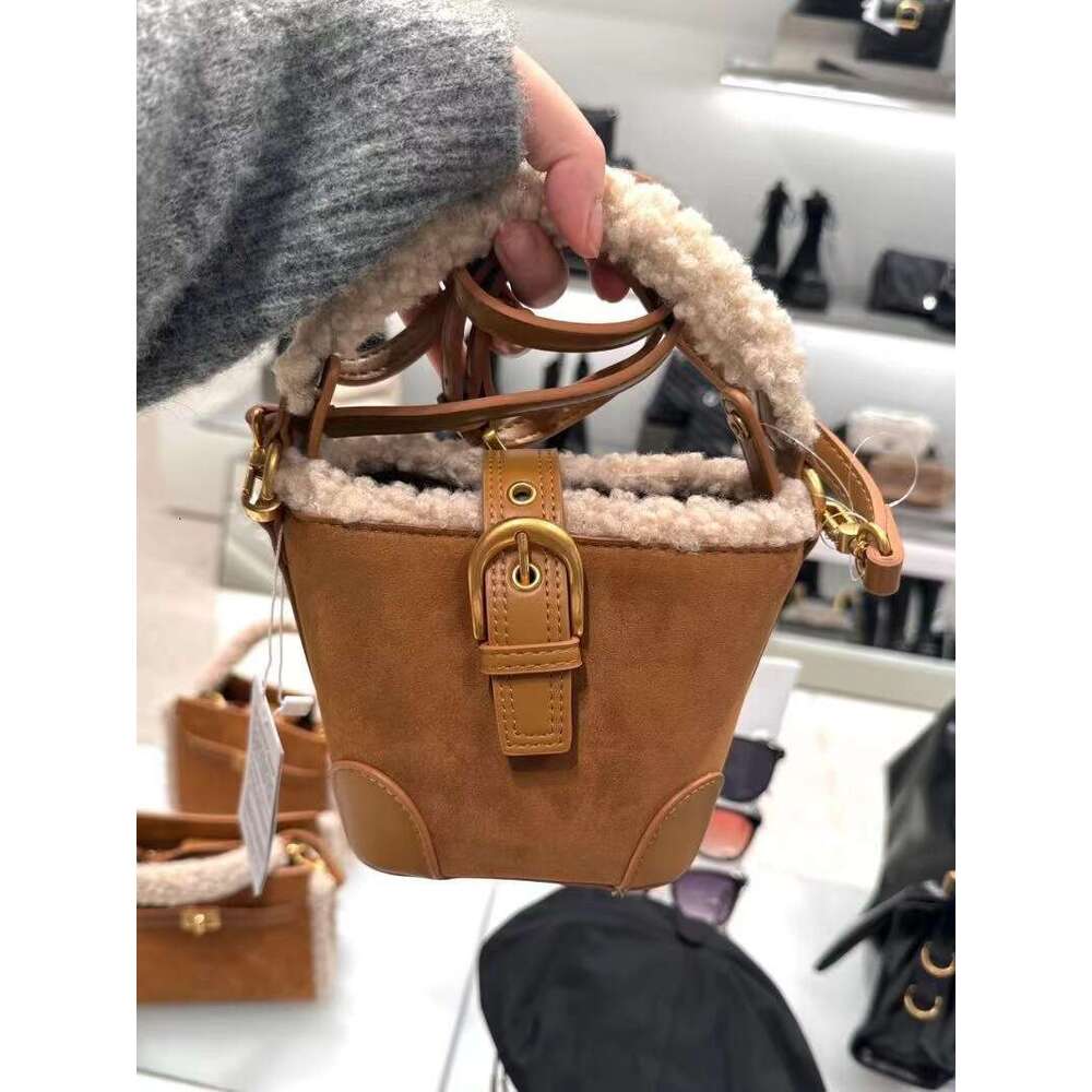 New Autumn/winter Diagonal Straddle for Women's Leisure, Retro and Versatile Atmosphere, Edge Handheld Shoulder Bag, Plush Bag