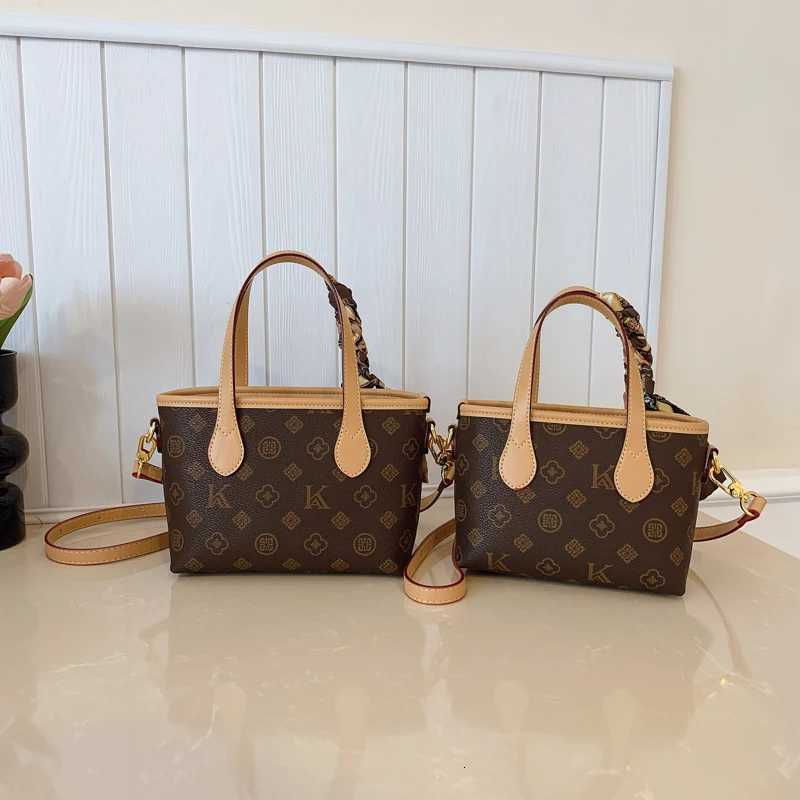 Unique Vintage Leather Messenger Bag For Commuter Use Featuring Minimalist Style Elegant And Paris Fashion FlairW250926