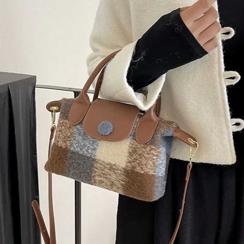 Retro Shoulder Bag in Autumn and Winter 2024 Advanced Small Bag Womens Woolen Fashion Messenger Bag Plaid Portable HandbagW250926