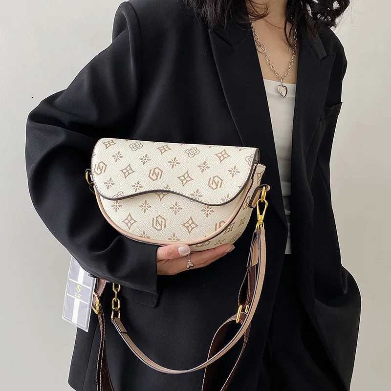 2025 New Womens Niche Highend Textured Printed Saddle Bag Fashion Versatile Underarm Single Shoulder Oblique Span BagW250926