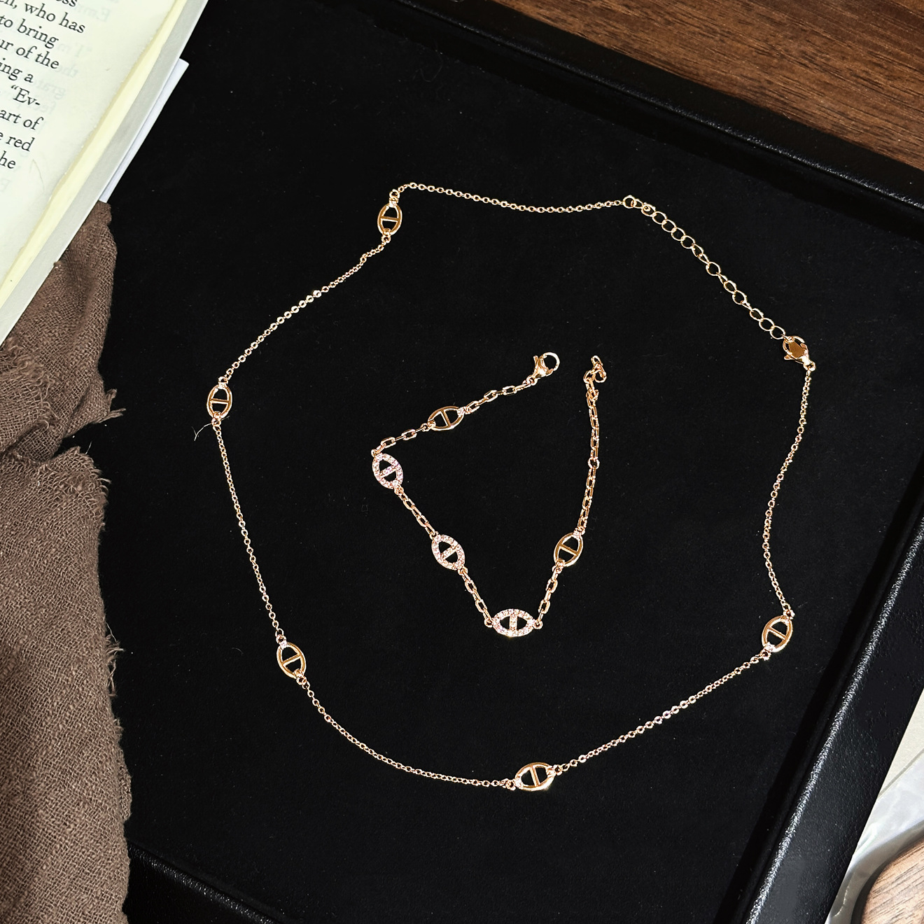 High-Quality Exquisite Bare Pig Nose Bracelet Elegant Versatile Light High-End Collarbone Chain Set