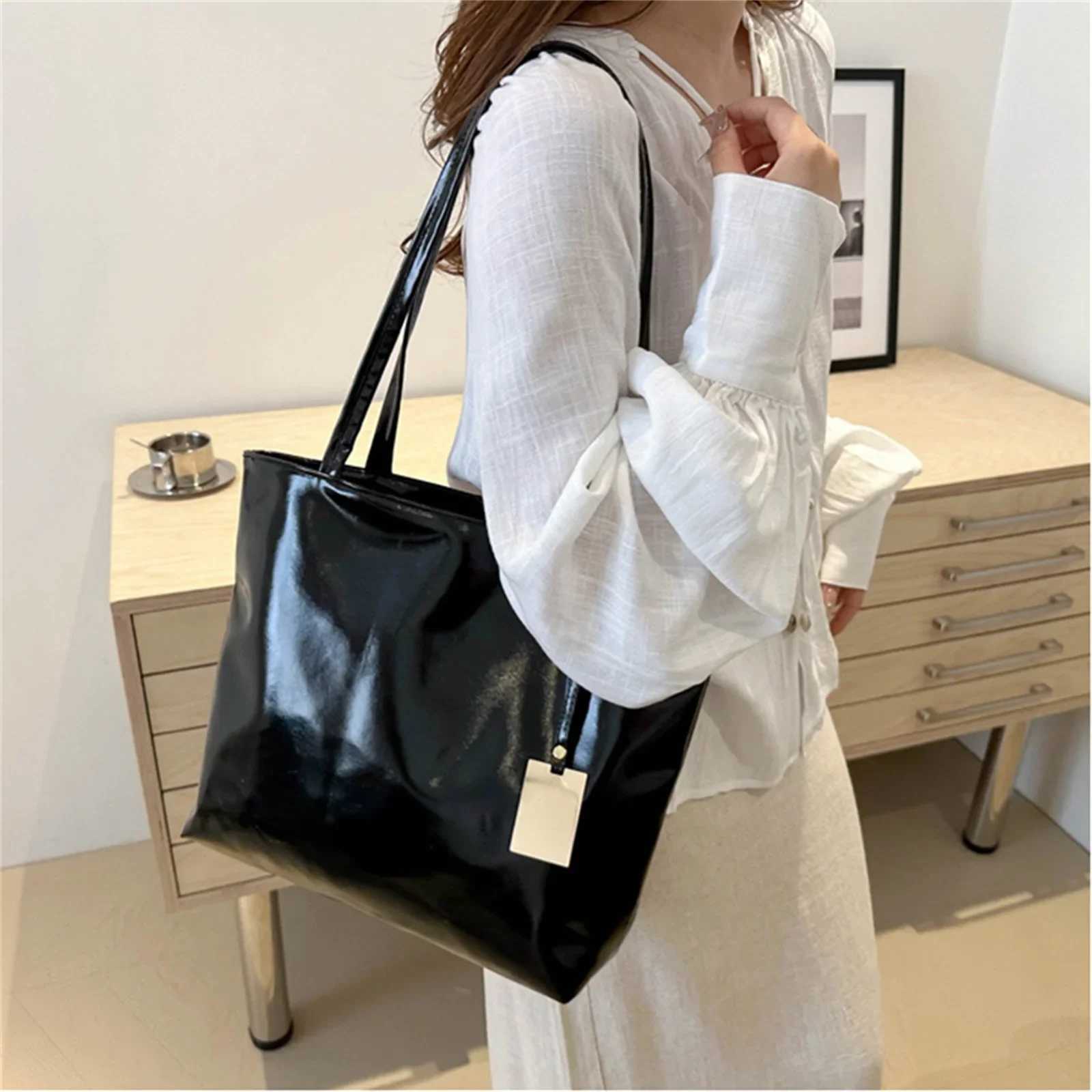 2024 New Fashion Women Shoulder Bag Trendy Large Capacity PU Leather Handbag Solid Lightweight Tote Z250926