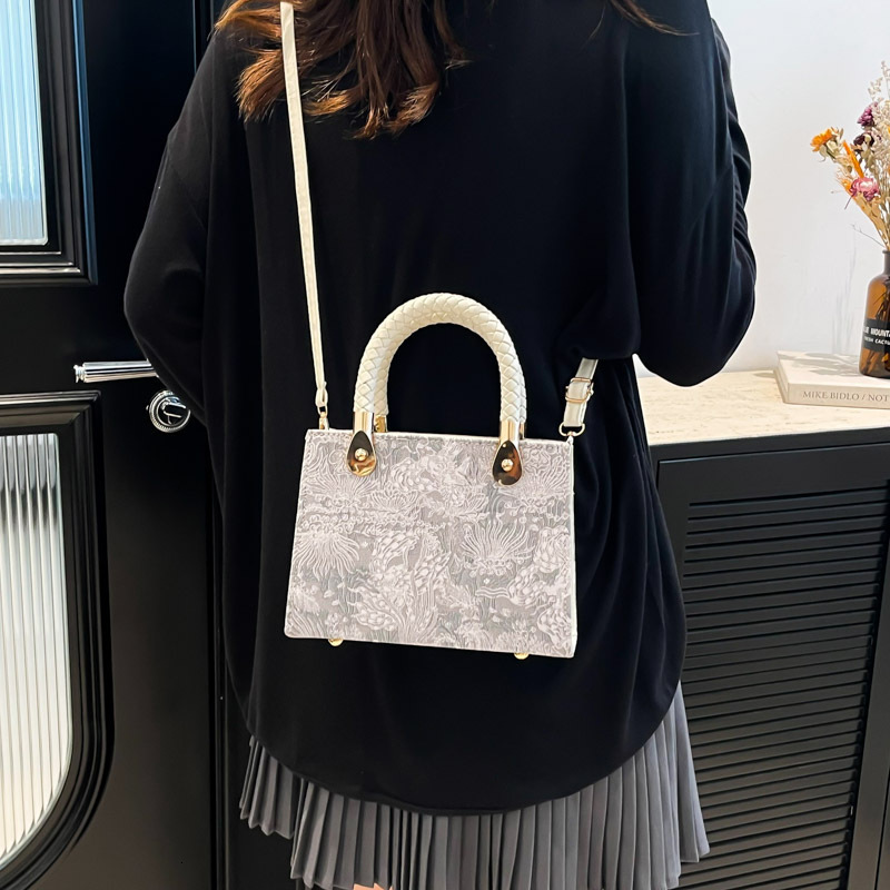 2025 autumn and winter new Chinese bag style women's trendy design shoulder bag niche design retro light luxury style handbag designer bag