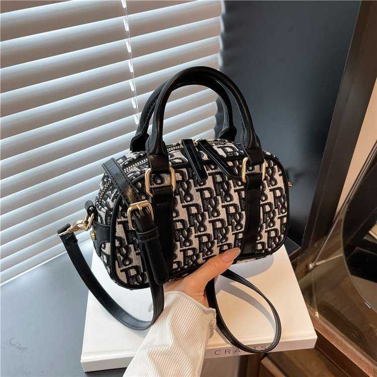 Embroidered Boston Bag for Women 2025 New Niche Fashion Versatile Commuter Simple Crossbody Bag Trendy H250925