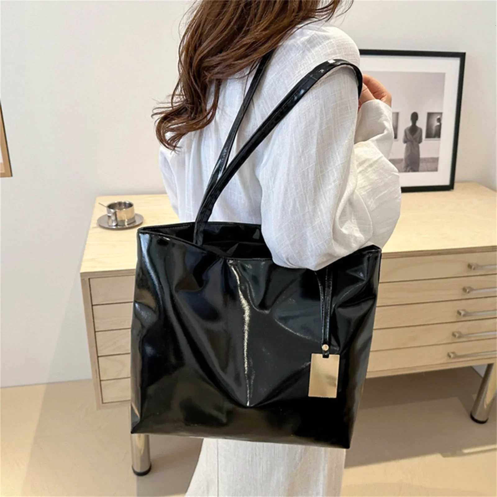 2024 New Fashion Women Shoulder Bag Trendy Large Capacity PU Leather Handbag Solid Lightweight Tote Z250926