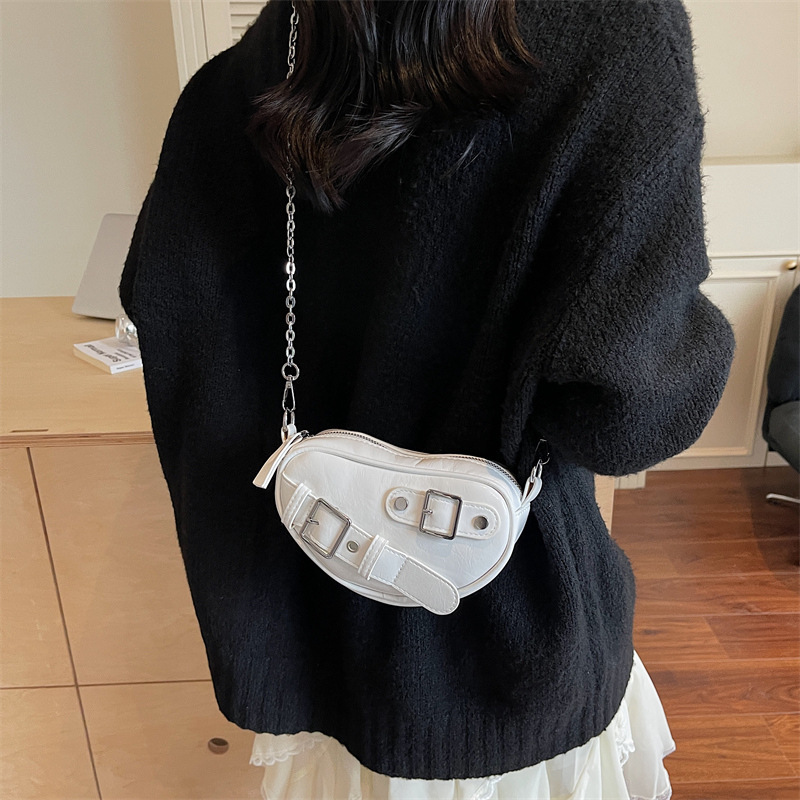 2025 autumn and winter Korean bag style new niche design women's heart-shaped mini shoulder bag retro light luxury style designer bag