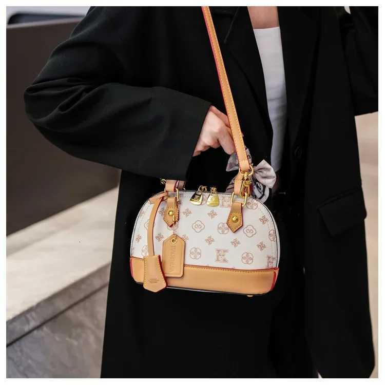 2025 New Womens Retro Print Shell Bag Light Luxury Portable ShoulderCrossbodyW250926