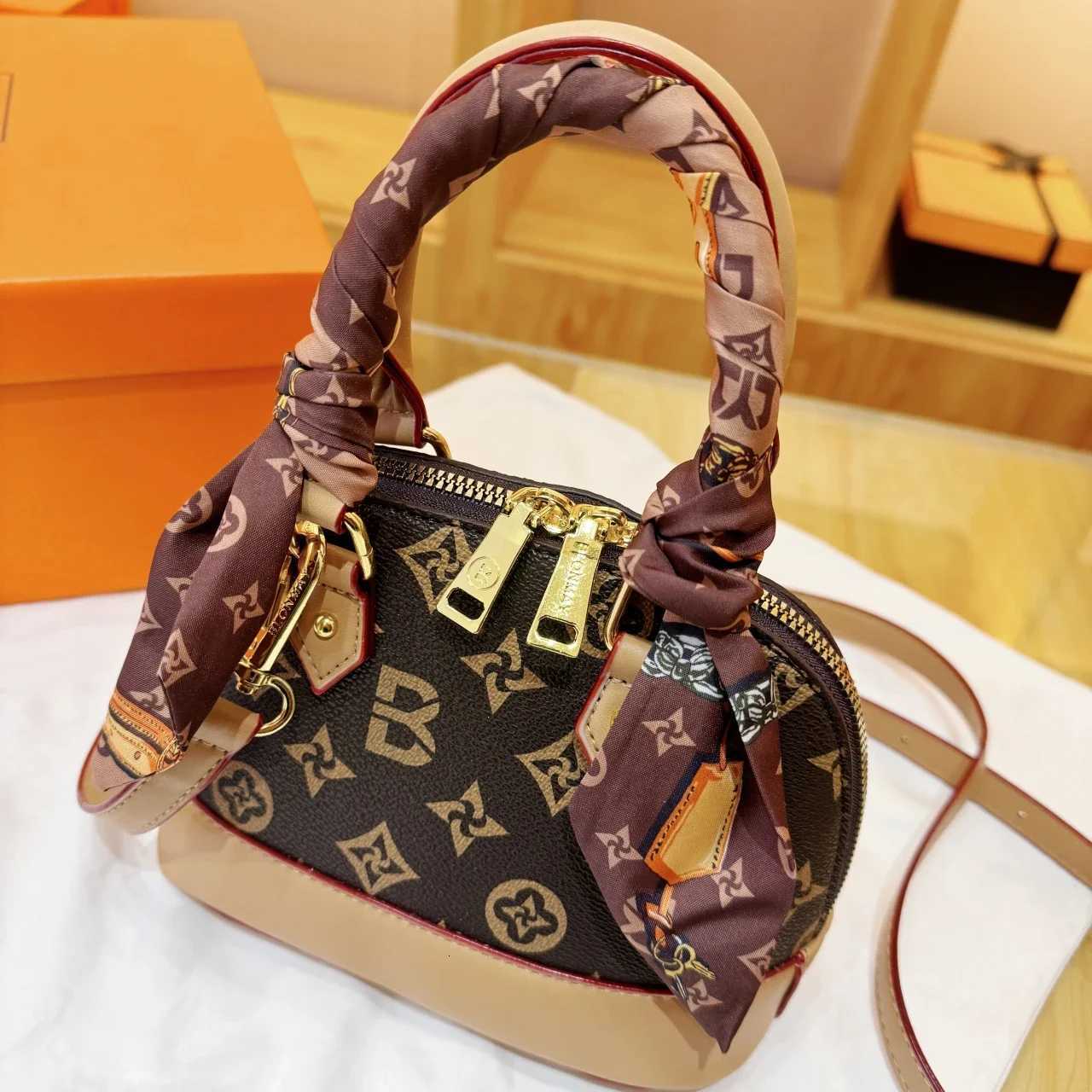 New womens chain strap shoulder bag womens crossbody bag fashionable solid color shopping handbag suitable for daily useW250926
