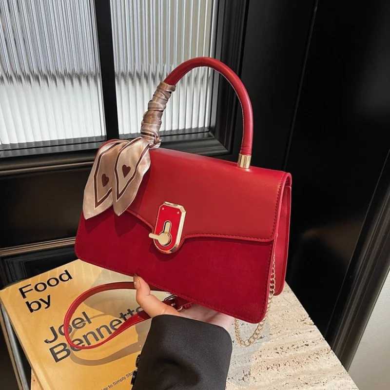 Elegant Women Shoulder Bag With Embossed Crocodile Pattern And Gold Hardware For A Luxurious Expensive Feel Z250926