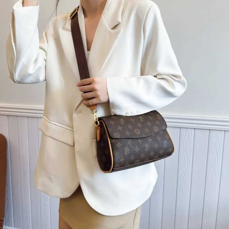 Trendsetting Womens Shoulder Bag Maillard Style Retro Crossbody Purse Work Daily Use Fashionable HotW250926