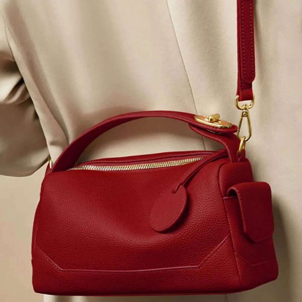 Vintage Red Pillow Women's New Niche Designer Single Shoulder Crossbody Bag Premium Hundred Commuter Tote Bags