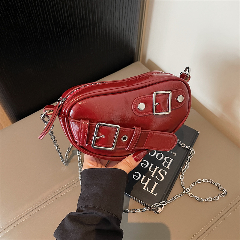2025 autumn and winter Korean bag style new niche design women's heart-shaped mini shoulder bag retro light luxury style designer bag