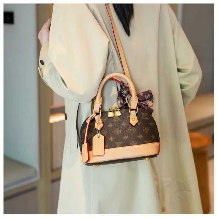 2025 New Womens Retro Print Shell Bag Light Luxury Portable ShoulderCrossbodyW250926