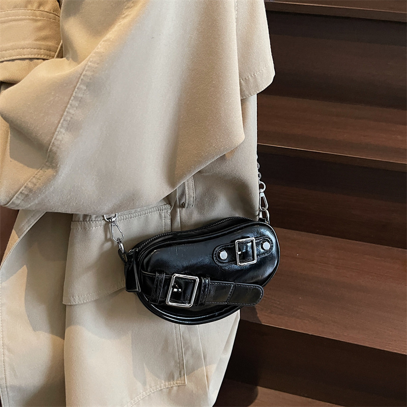 2025 autumn and winter Korean bag style new niche design women's heart-shaped mini shoulder bag retro light luxury style designer bag