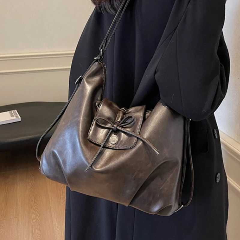 Vintage Fashion Large Capacity Shoulder Crossbody Bags For Women Multifunctional Womens Backpack 2025 Latest Designer Handbag Z250926