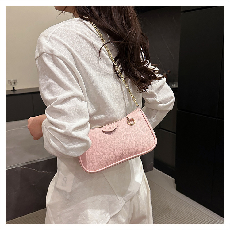 2025 Autumn/Winter New Retro Strawberry Pendant Shoulder Bag Trendy Style Fashion bag Chain Underarm Bag clean Light Luxury Designer Bag