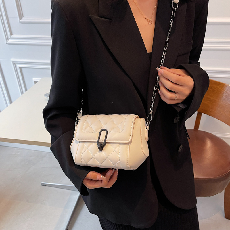 2025 autumn and winter French style new trend niche design women's shoulder bag fashionable quilted chain bag bag retro light luxury designer bag