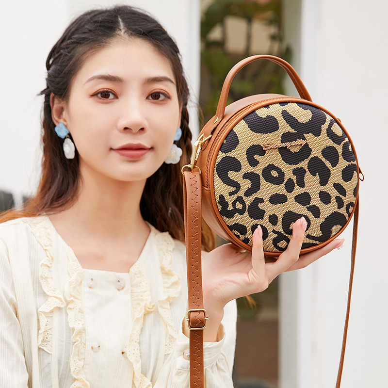 2025 autumn and winter bag new European and American style trendy design shoulder bag women's handbag retro leopard print small round bag designe