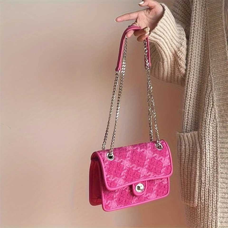 Quilted Crossbody Handbag with Lock Closure and Chain Strap Z250926