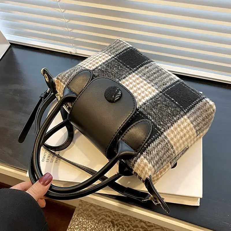 Retro Shoulder Bag in Autumn and Winter 2024 Advanced Small Bag Womens Woolen Fashion Messenger Bag Plaid Portable HandbagW250926
