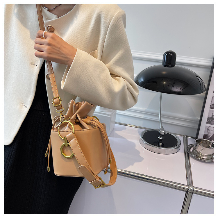 2025 French autumn and winter new trend retro style women's crossbody bag leather bag texture hand-held bucket bag light luxury clean designer ba
