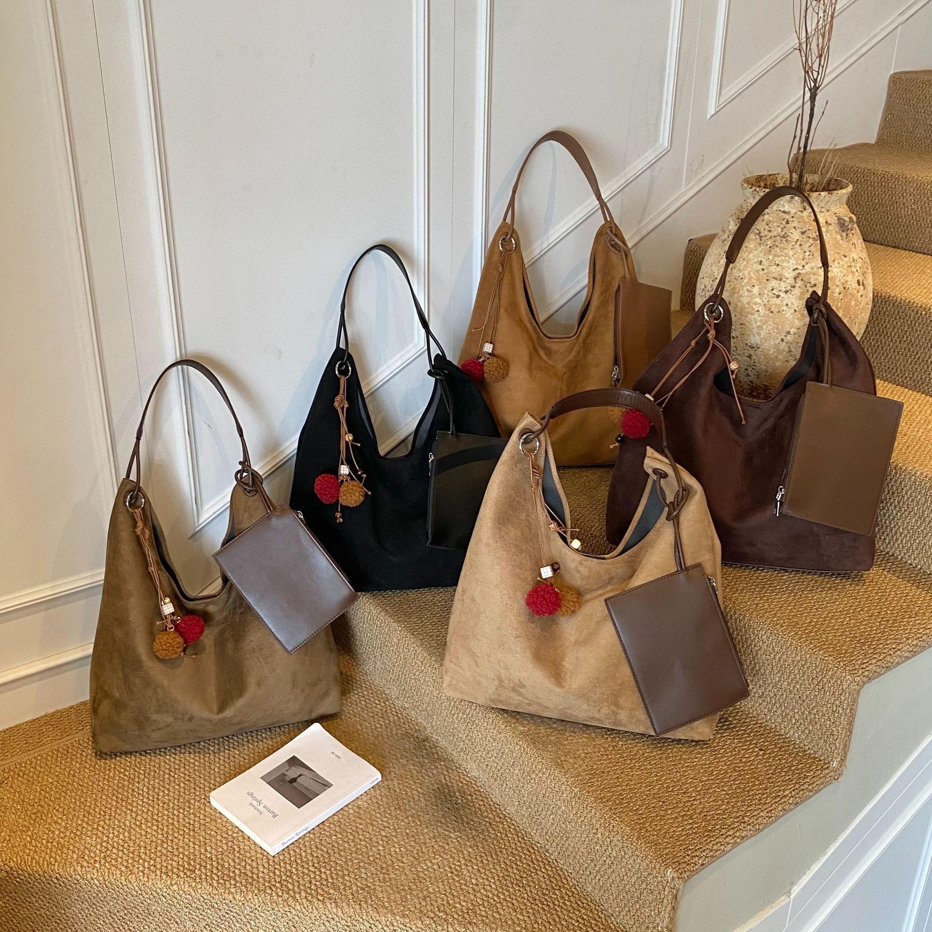 French retro light luxury velvet bread women's new autumn and winter trend bag clean large capacity shoulder bag simple popular handbag designer 