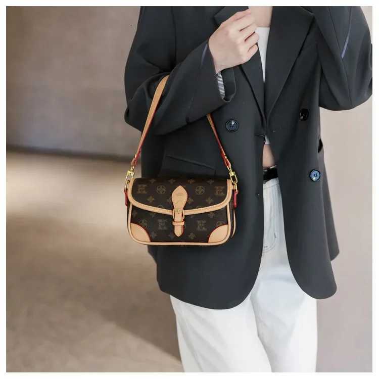 2025 New Womens Retro Small Square Bag Temperament Shoulder Messenger BagW250926