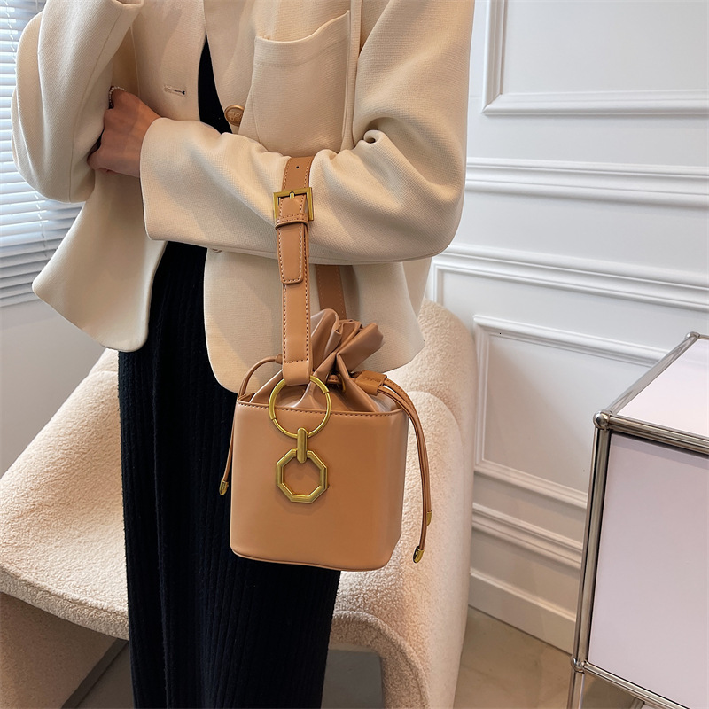 2025 French autumn and winter new trend retro style women's crossbody bag leather bag texture hand-held bucket bag light luxury clean designer ba
