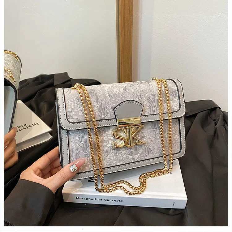 2025 New Fashion Trend Chain Bag Textured Retro Embroidery Versatile Small Square HighEnd Shoulder MessengerW250926