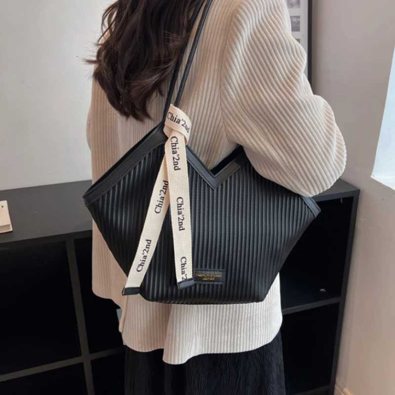 New Design Fashion Women Outdoor Beach Travel Handbags Large Heartshaped Tote Bag Casual Ladies Commuter Shoulder BagW250926