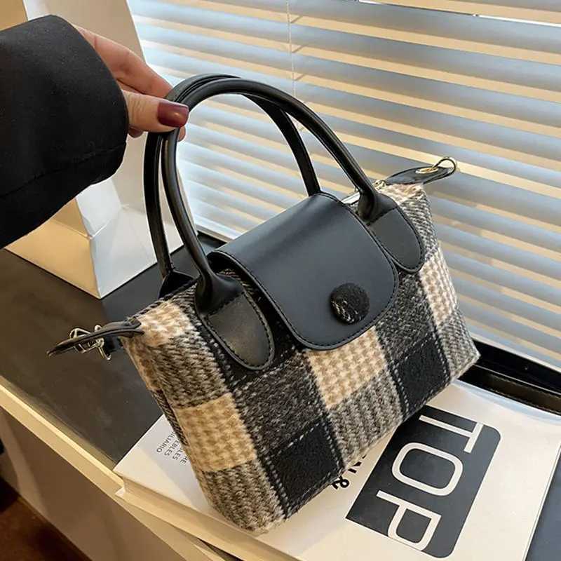 Shoulder Bag in Autumn and Winter 2024 Advanced Small Bag Womens Woolen FAshion Messenger Bag Plaid Portable HandbagW250926