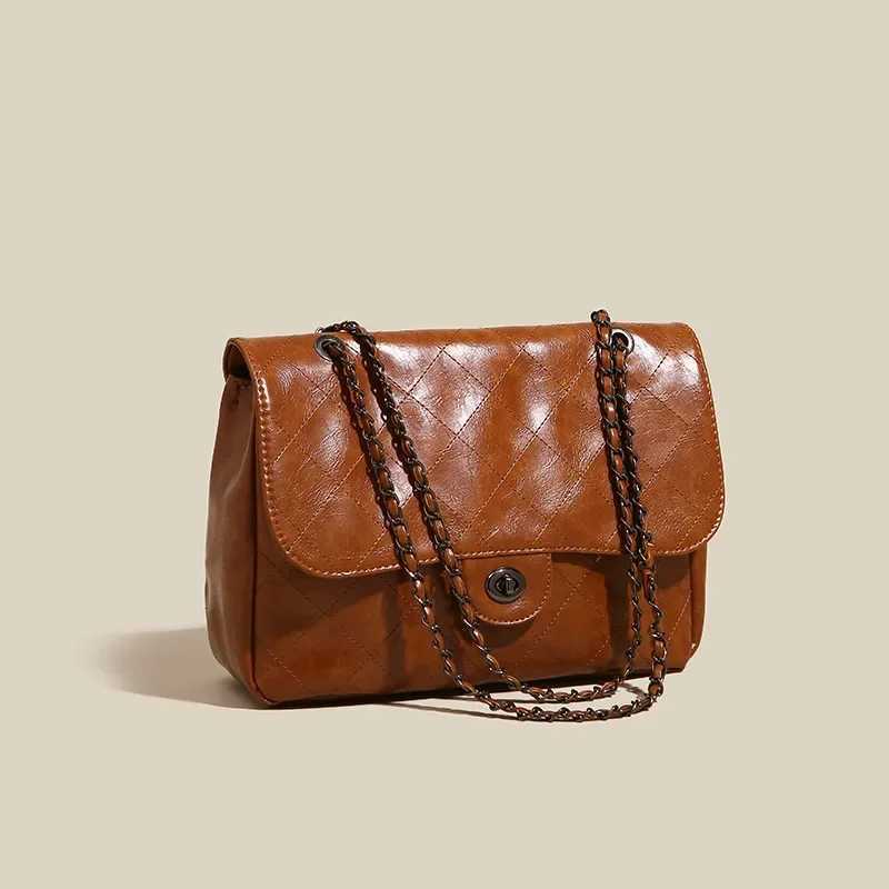 Womens OL Large Capacity Commuter Bag New Style Bag Retro Womens One Shoulder Armpit Bag Lingge Chain Womens Bag Satchels Z250926