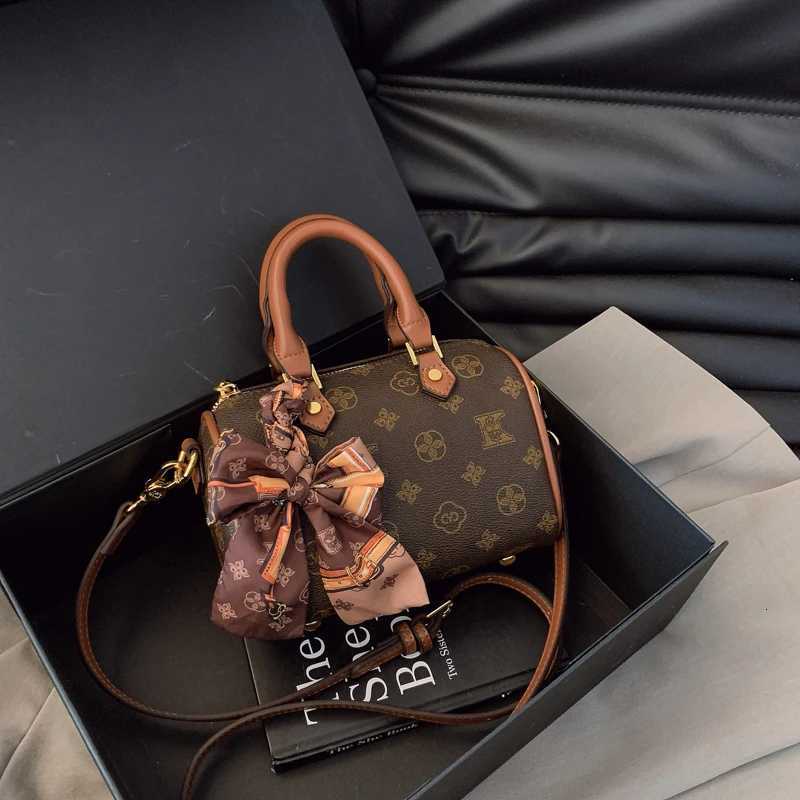 Classic Elegant Leather Crossbody Bag For Women Luxury Designer Shoulder Bag Vintage Style Fashionable ToteW250926