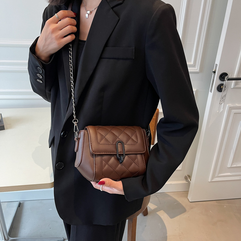 2025 autumn and winter French style new trend niche design women's shoulder bag fashionable quilted chain bag bag retro light luxury designer bag