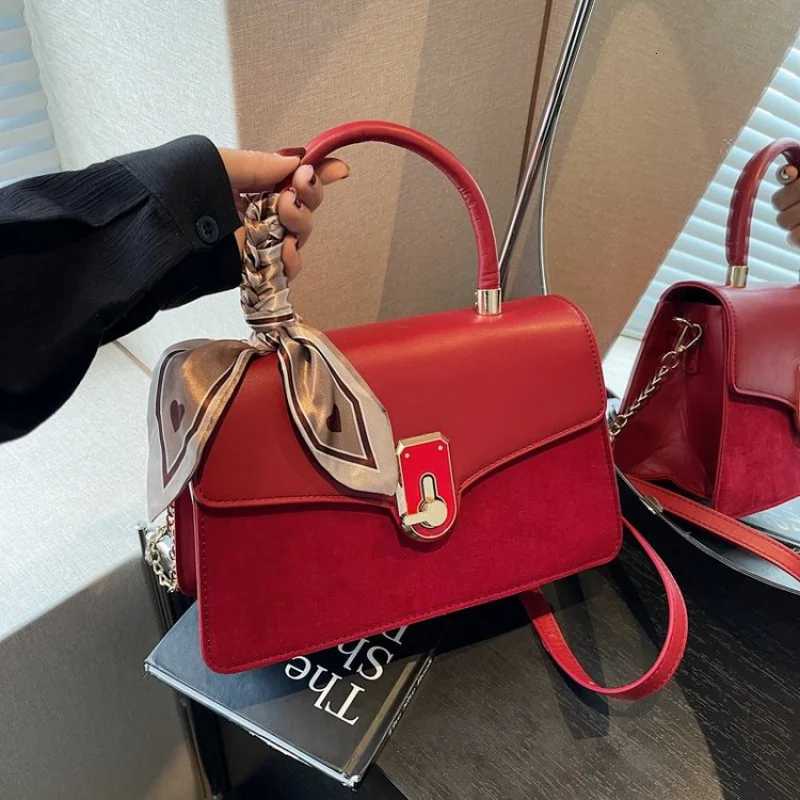 Elegant Women Shoulder Bag With Embossed Crocodile Pattern And Gold Hardware For A Luxurious Expensive Feel Z250926