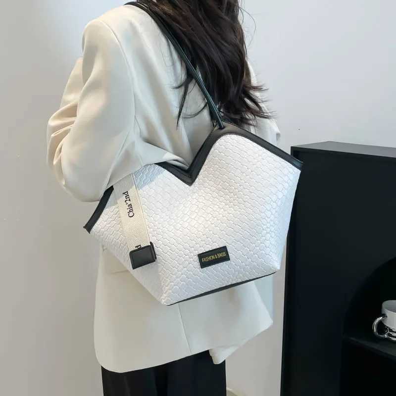 Retro Large Capacity Tote Bag Classic Summer New Style Single Shoulder Bag Versatile Commuting Armpit Bag High Quality TextureW250926