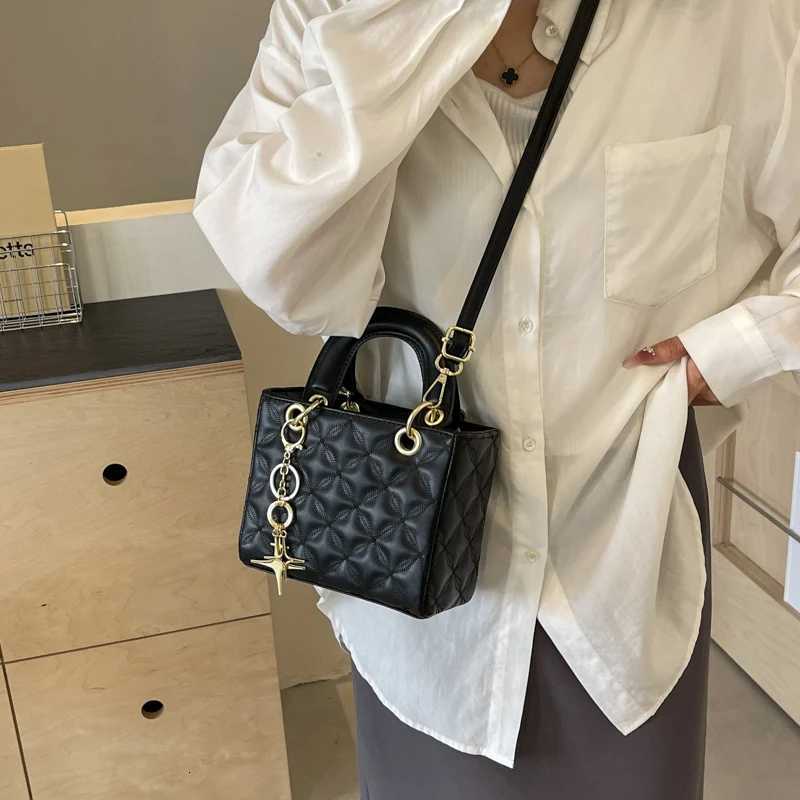 Women Quilted Argyle Crossbody Bag Large Capacity PU Star Charm Detachable Strap Zipper Shoulder Bag for Daily Commute Shopping Z250926