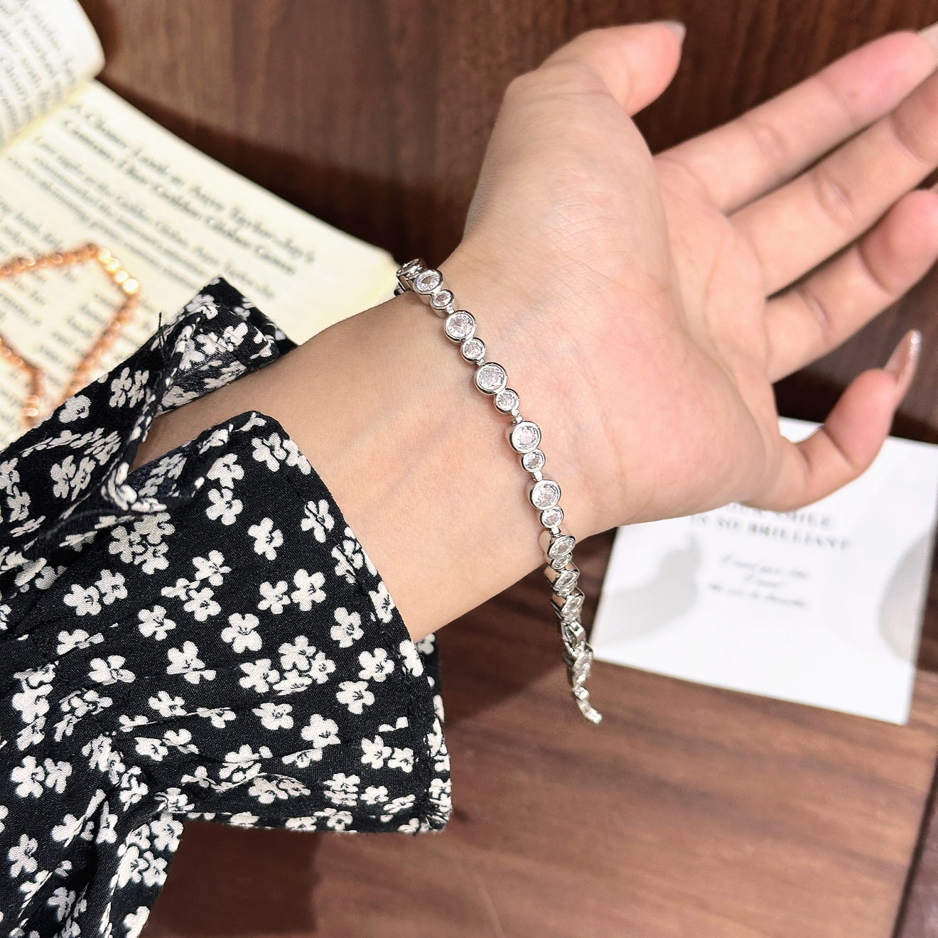 Light High-End Design Full Circle Bubble Bracelet for Women Fashionable Commuting Versatile Wristband Accessory