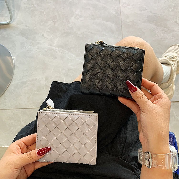 TOP Designer 2025 Spring New Korean Style Women's Short Wallet 80% off Handmade Woven Clutch Card Holder Simple Leather Wallet f6 1f 268